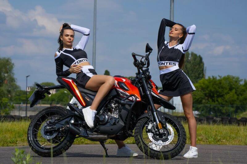 Мотоцикл Zontes с девушками