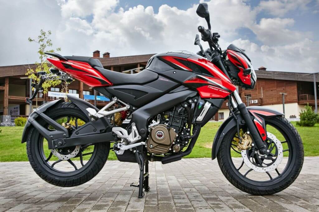Красно-черный мотоцикл bajaj pulsar ns200