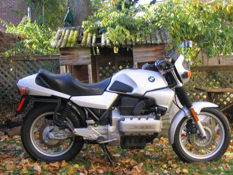 Серебристый мотоцикл bmw k100