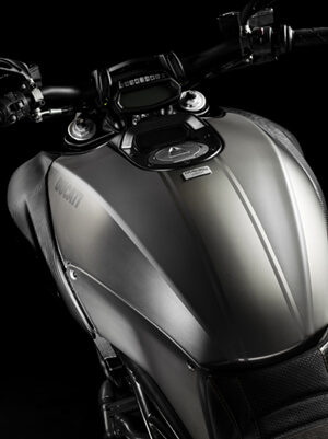 Ducati Diavel Titanium бак фото