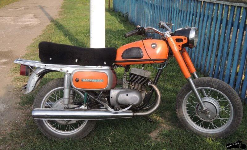 Оранжевый мотоцикл восход 2 м