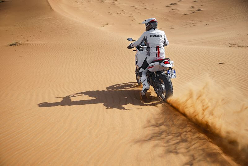 Вид сзади на Ducati Desert X - фото