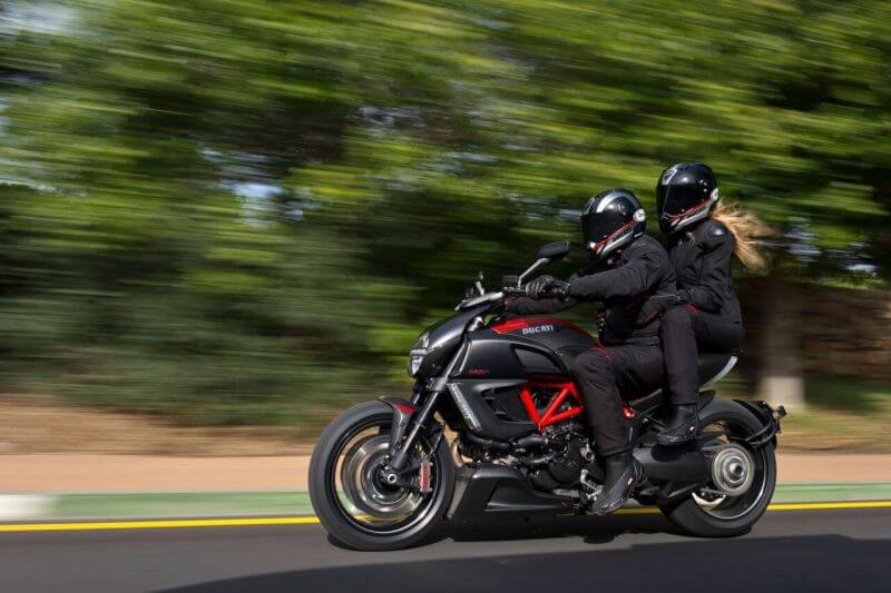 мотоцикл дукати дьявол с пассажиром - фото