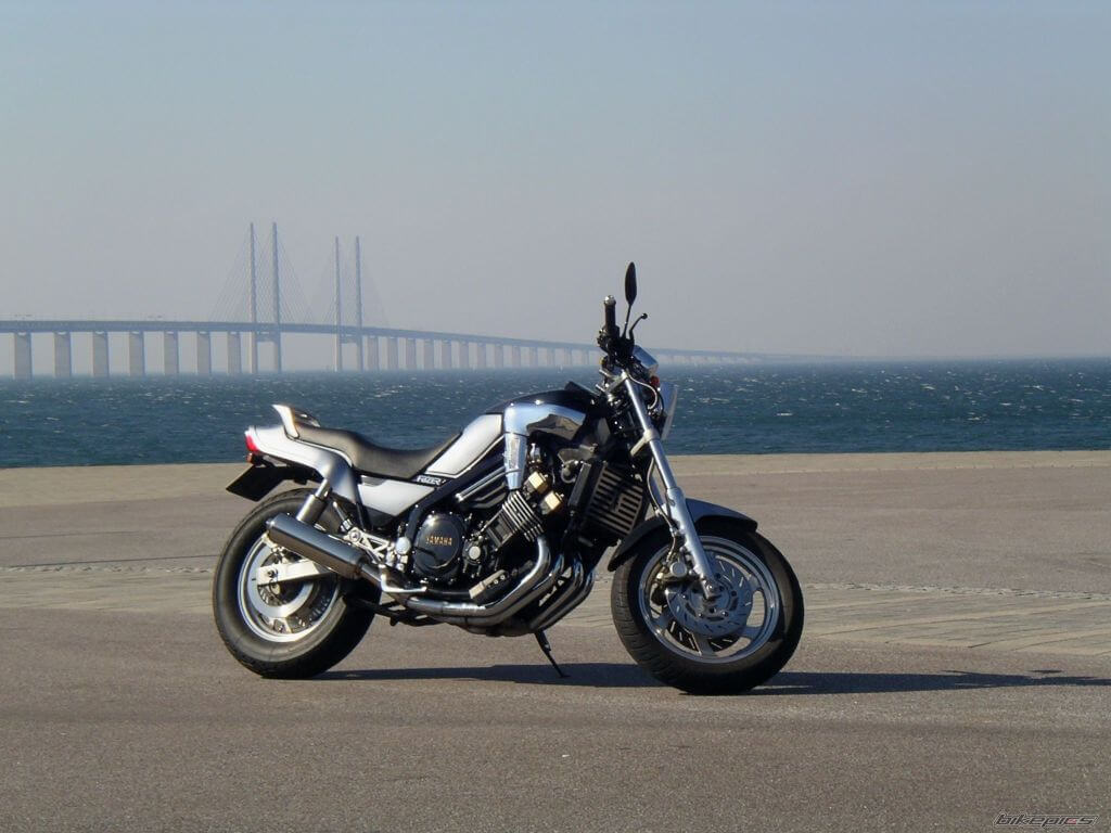 Yamaha FZX 750 на фоне моста