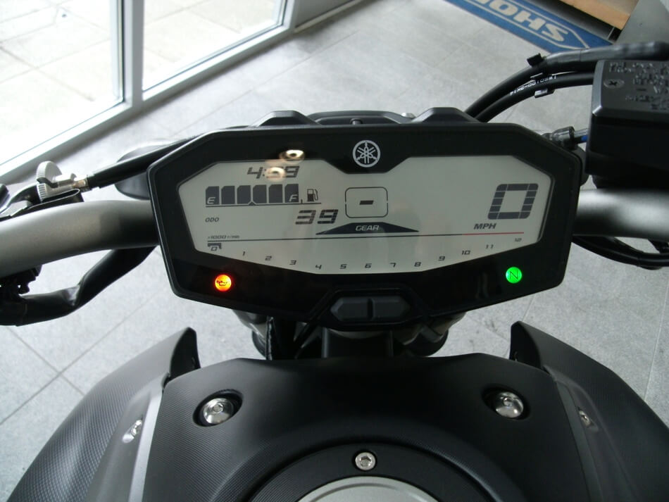 Yamaha MT-07 приборная панель фото