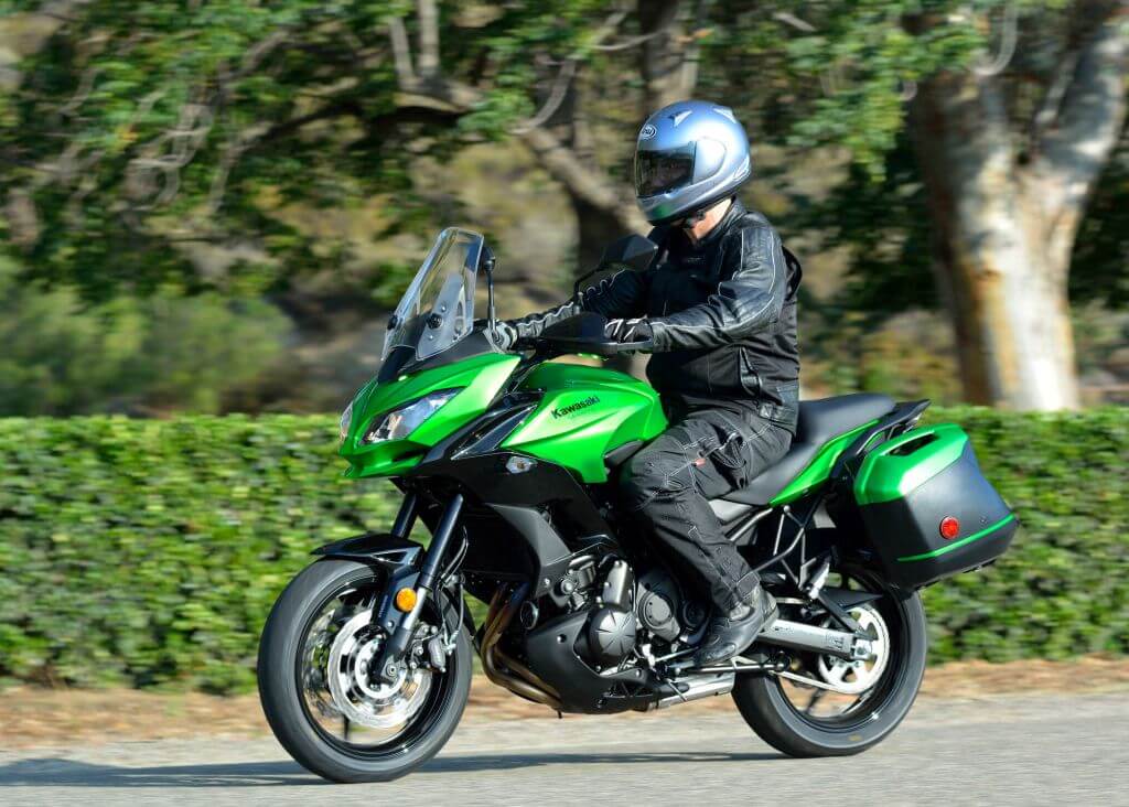 Kawasaki Versys 650 зеленый, вид из далека